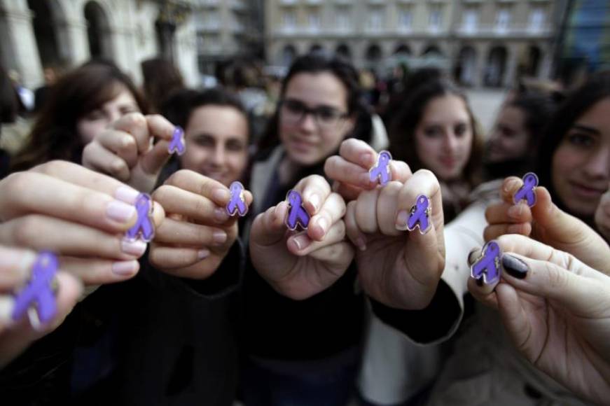 FOTOGRAFÍA. ESPAÑA, AÑO 2019. Varias jóvenes muestran lazos de color violeta, que simbolizan la lucha contra la violencia machista o violencia de genero o violencia intrafamiliar. Efe
