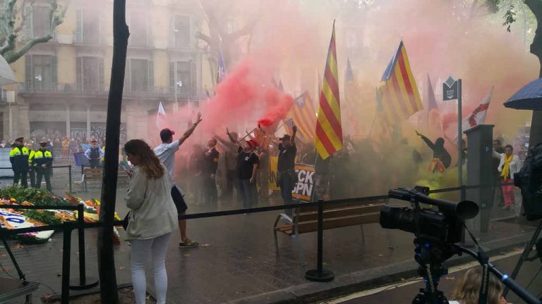 «Diada» facha, independentistas alzan la mano por la República, censurado en TV3