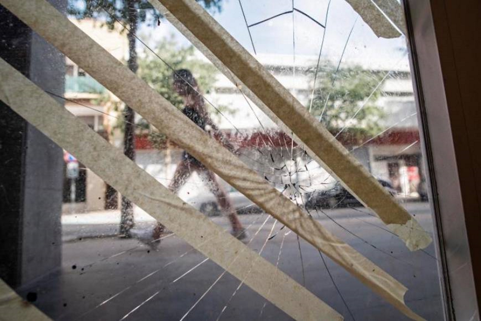 FOTOGRAFÍA. FIGUERES (GERONA) CATALUÑA (ESPAÑA), 13.09.2019. Aspecto de la puerta del inmueble de la Avinguda Vilallonga de Figueres, marroquies, gitanos, heridos. Efe