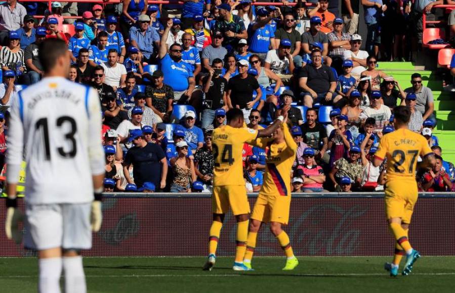 FOTOGRAFÍA. GETAFE 8MADRID) ESPAÑA, 28.09.2019. El defensa dominicano del FC Barcelona Junior Firpo (2i) celebra con su compañero Antoine Griezmann (2d). efe
