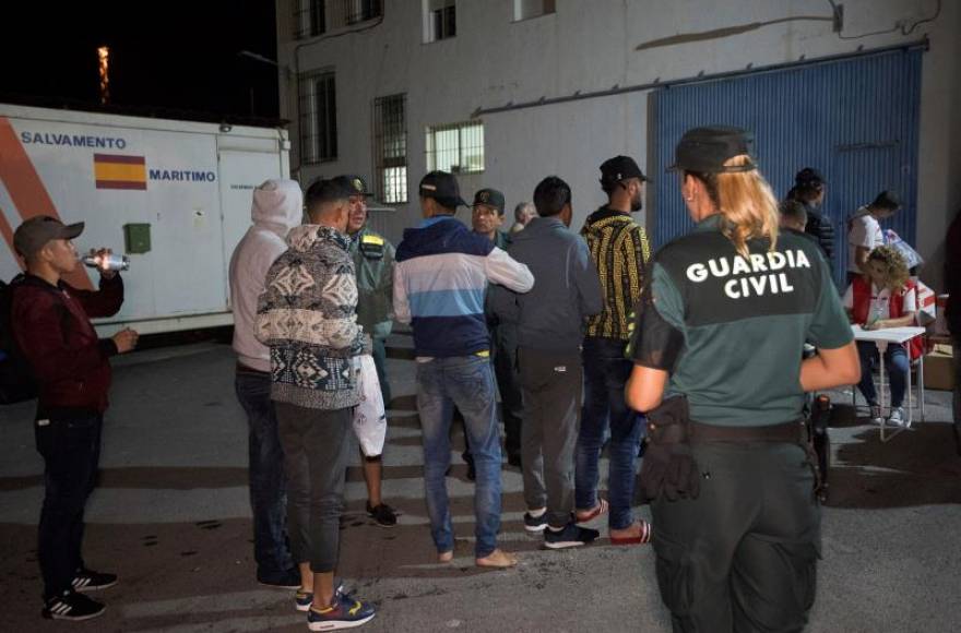 FOTOGRAFÍA. GRANADA (ESPAÑA), 18.09.2019. Llegan hoy miércoles al puerto de Motril las 26 inmigrantes de origen magrebí, entre los que podría haber algún menor. Efe