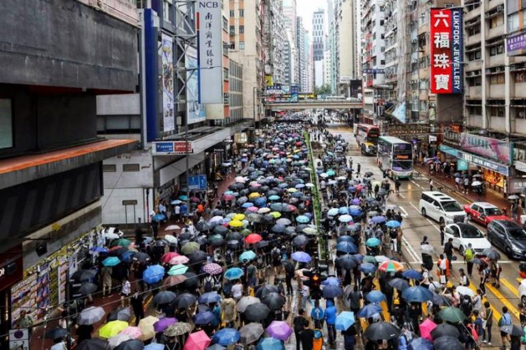 Decenas de miles de personas desafían a lluvia y prohibición y marchan en Hong Kong