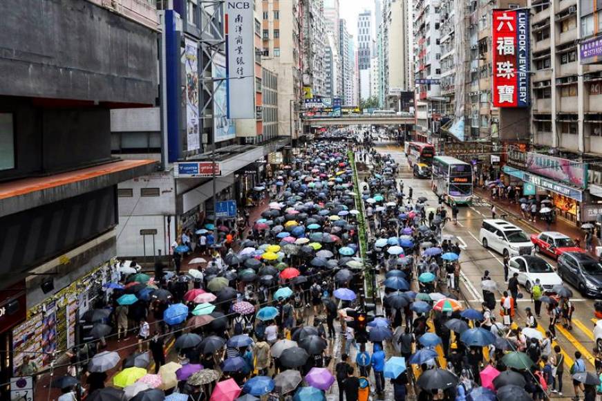 FOTOGRAFÍA. HONG KONG (CHINA), 31 DE AGOSTO DE 2019. Decenas de miles de personas desafiaron lluvia y prohibición,distrito financiero de Hong Kong,lluvia. Efe