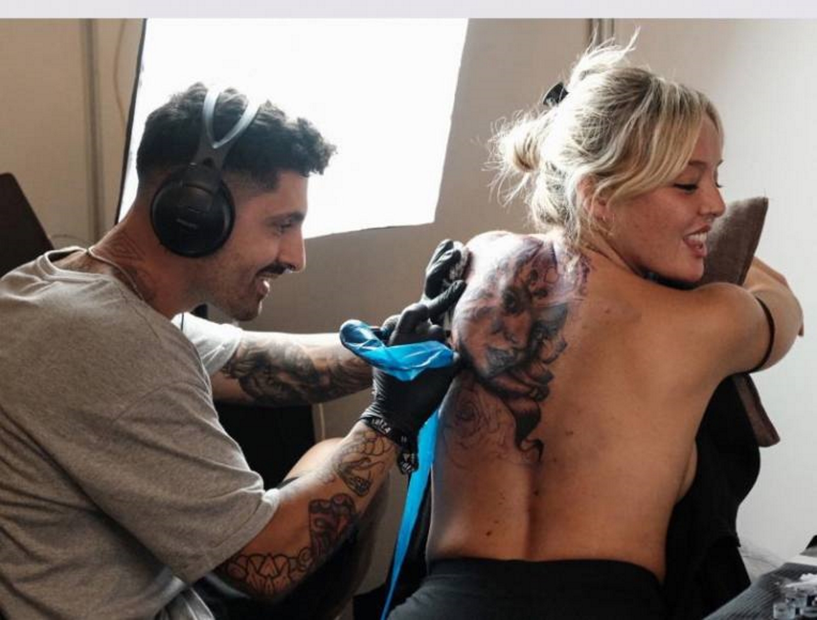 FOTOGRAFÍA. IBIZA (ESPAÑA), 30.08.2019. Un artista realiza un tatuaje a una cliente, en el marco de la 2º edición de la «Convención del Tatuaje de Ibiza» (Convención del Tatuaje de Ibiza). Efe