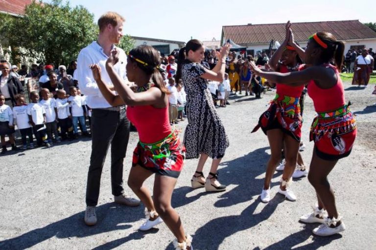 Los duques de Sussex inician en Sudáfrica su primer viaje oficial con su bebé