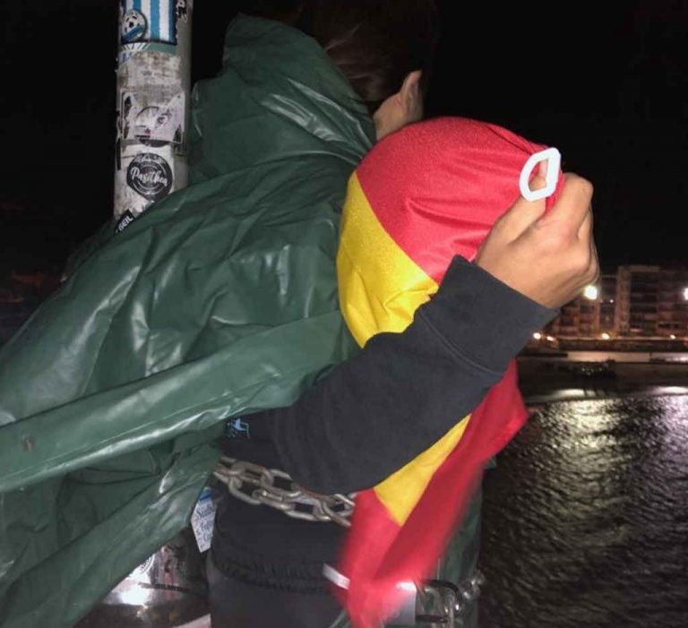 3 españolas impiden izar la bandera separatista de «Noche de Antorchas» en Blanes