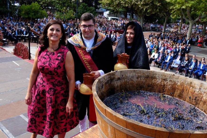 FOTOGRAFÍA. LOGROÑO (ESPAÑA), 21.09.2019. La presidenta del Gobierno riojano, Concha Andreu (i), ha reconocido este sábado «el trabajo, dedicación, delicadeza, amor». Efe