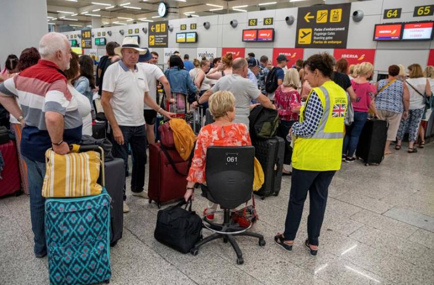 FOTOGRAFÍA. LONDRES (REINO UNIDO), 23.09.2019. Colas formadas en los mostradores de facturación del aeropuerto de Palma de Mallorca, durante la jornada de este lunes. Efe