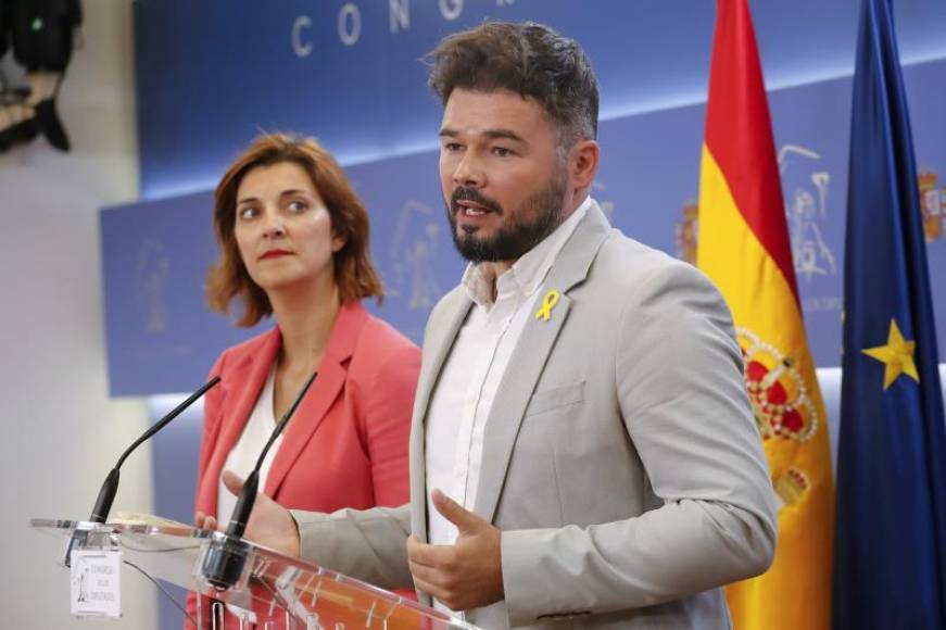 FOTOGRAFÍA. (MADRID), 04.09.2019. El portavoz de ERC en el Congreso, Gabriel Rufián (d), y la portavoz adjunta, Carolina Telechea, Efe