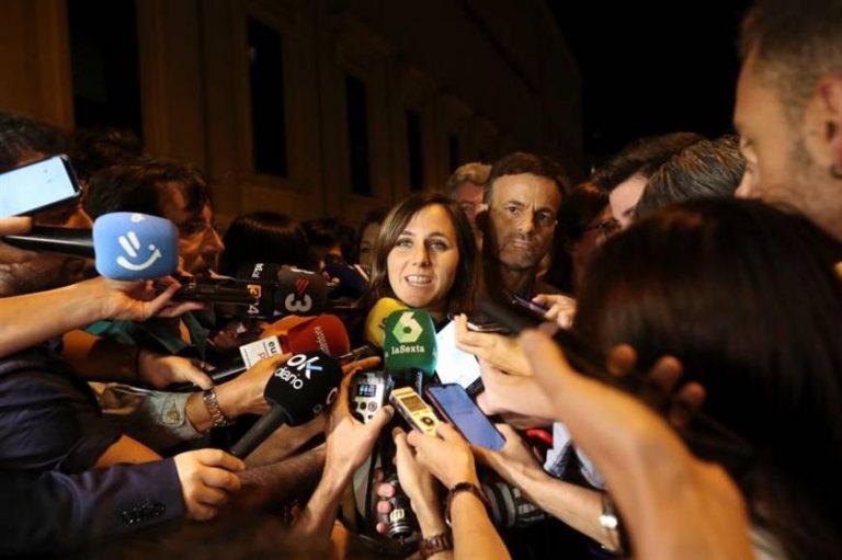 Podemos: «Nos vamos preocupados porque el PSOE nos presenta su programa electoral»
