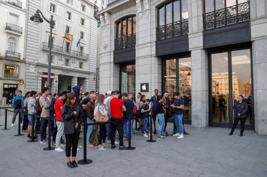 FOTOGRAFÍA. MADRID (ESPAÑA), 20.09.2019. Numerosos usuarios hacen cola ante la tienda Apple de la Puerta del sol de Madrid para hacerse con el nuevo iPhone 11. efe