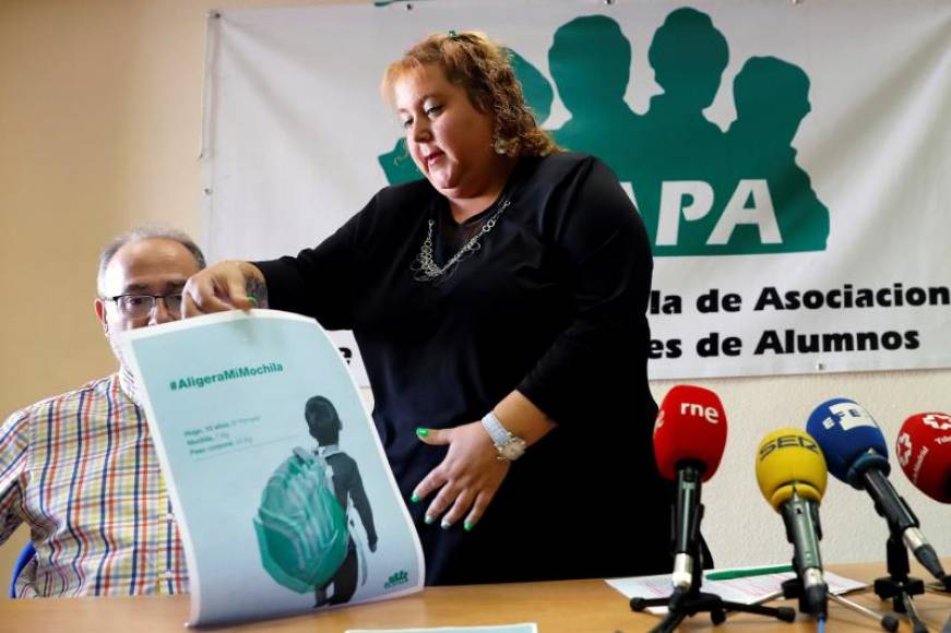 FOTOGRAFÍA. MADRID (ESPAÑA), 25.09.2019. La presidenta de la Confederación Española de Asociaciones de Padres y Madres del Alumnado (CEAPA), Leticia Cardenal (d). Efe