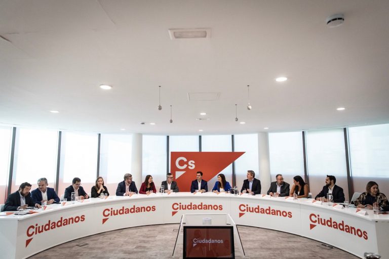 FOTOGRAFÍA. MADRID (ESPAÑA), 30.09.2019. Rebelión en Cs por la lista con PP. La líder de Ciudadanos (Cs) en Cataluña y portavoz nacional del partido, Lorena Roldán (centro a la derecha) junto al líder de Ciudadanos Alber Rivera (centro a la izquierda), durante el Comité Ejecutivo nacional que se ha celebrado en la sede nacional de la formación naranja. Roldán ha anunciado una moción de censura contra el presidente de la Generalidad de Cataluña, Quim torra, a raíz de la vinculación directa de Torra con la célula terrorista separatista de la República Catalana, desarticulado el lunes 23 de septiembre durante la «Operación» Judas de la Guardia Civil. Lasvocesdelpueblo