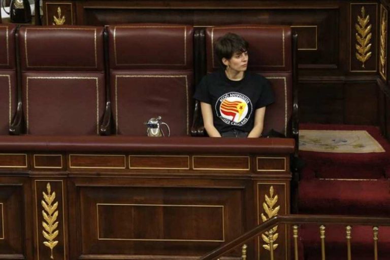 «Antifascista» separatista perdida en el Congreso de la XIII Legislatura de España