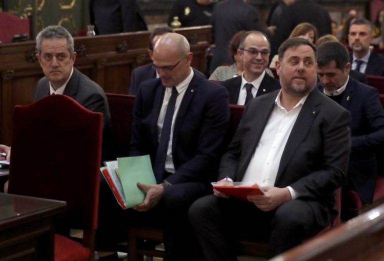 FOTOGRAFÍA. TRIBUNAL SUPREMO (MADRID), JUICIO DEL PROCÉS AÑO 2018. El juez mantiene la orden de detención de Puigdemont. El exvicepresidente de la Generalitat, Oriol Junqueras (d); el exconsejero de Asuntos Exteriores, Raül Romeva (c), y el exconsejero de Interior, Joaquim Forn (i), junto al resto de los líderes independentistas acusados por el proceso soberanista catalán que derivó en la celebración del 1-O y la declaración unilateral de independencia de Cataluña (DUI), en el banquillo del Tribunal Supremo al inicio del juicio del Procés. Efe