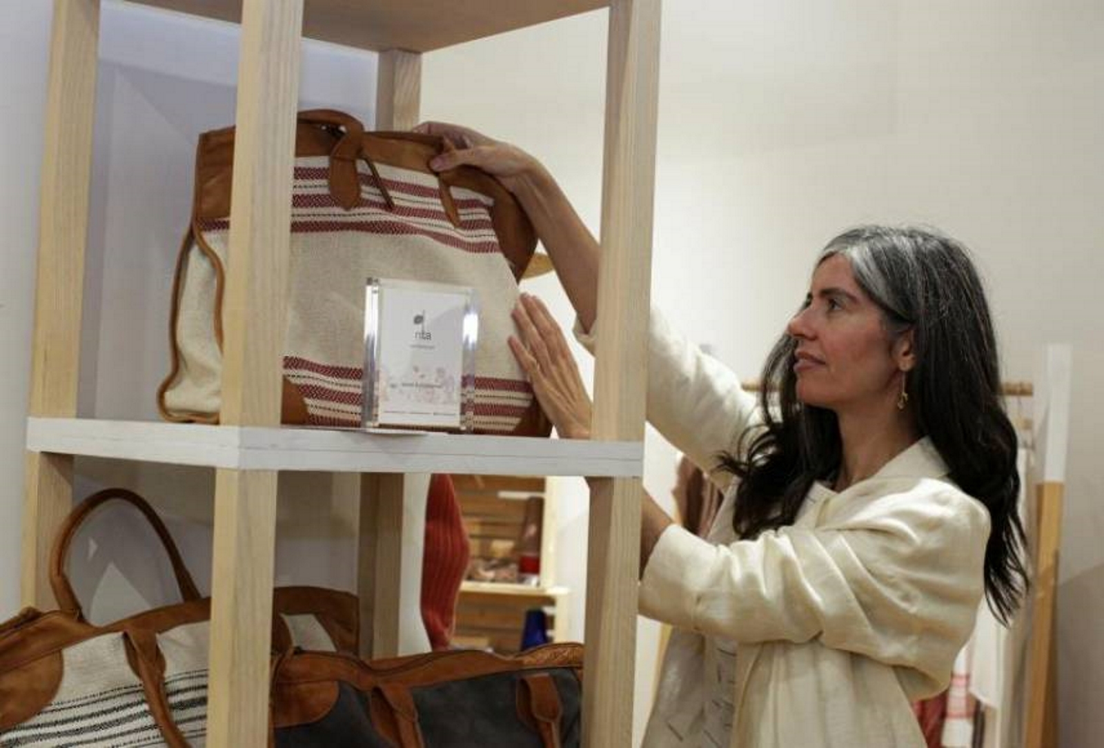 FOTOGRAFÍA. MANHATTAN (NUEVA YORK) EEUU, 13.09.2019. La diseñadora Sara López, de Rita and Co, showroom en la agencia FashionLAB, semana de la Moda de Nueva York. Efe