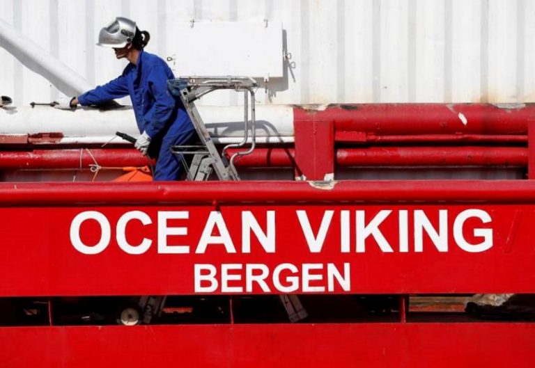 Ocean Viking pide a Italia y Malta un puerto para 218 inmigrantes recogidos en el mar