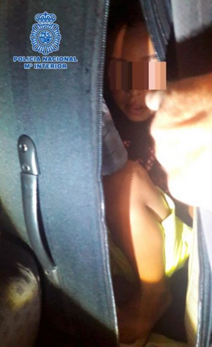 FOTOGRAFÍA. MELILLA (ESPAÑA), 18.09.2019. Fotografía facilitada por la Policía Nacional del menor marroquí, de 8 años, una maleta, Melilla. Efe