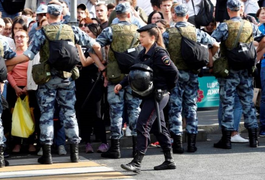 FOTOGRAFÍA. MOSCÚ (RUSIA), 31.08.2019. «Rusia será libre», «Putin, ladrón», «Libertad a los presos políticos», eran algunas de las consignas de la marcha en Moscú. Efe