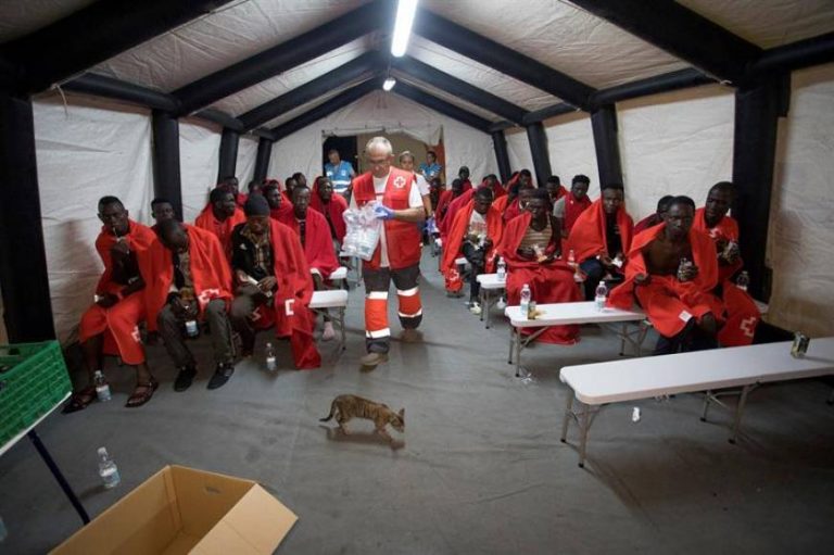 Llegan a España 63 inmigrantes recogidos en el mar de Alborán