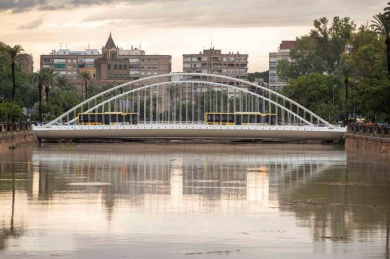 El río Segura se desborda por el Museo de la Luz, dirección Parque de las Cuevas (Murcia)