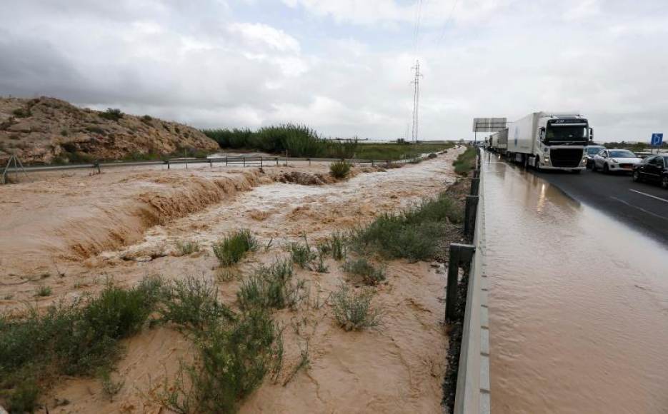 FOTOGRAFÍA. ORIHUELA (ALICANTE) ESPAÑA, 13.09.2019. Vista general de la autovía A-7 colapsada por el efecto de las riadas, Orihuela, alicante, que se encuentra inundadación, gota fría. Efe