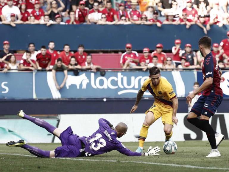 FOTOGRAFÍA. PAMPLONA (ESPAÑA), 31.08.2019. Osasuna, Rubén (i), delantero del FC Barcelona Carles Pérez, 3ª Jornada de LaLiga Santander que Osasuna y FC Barcelona. Efe