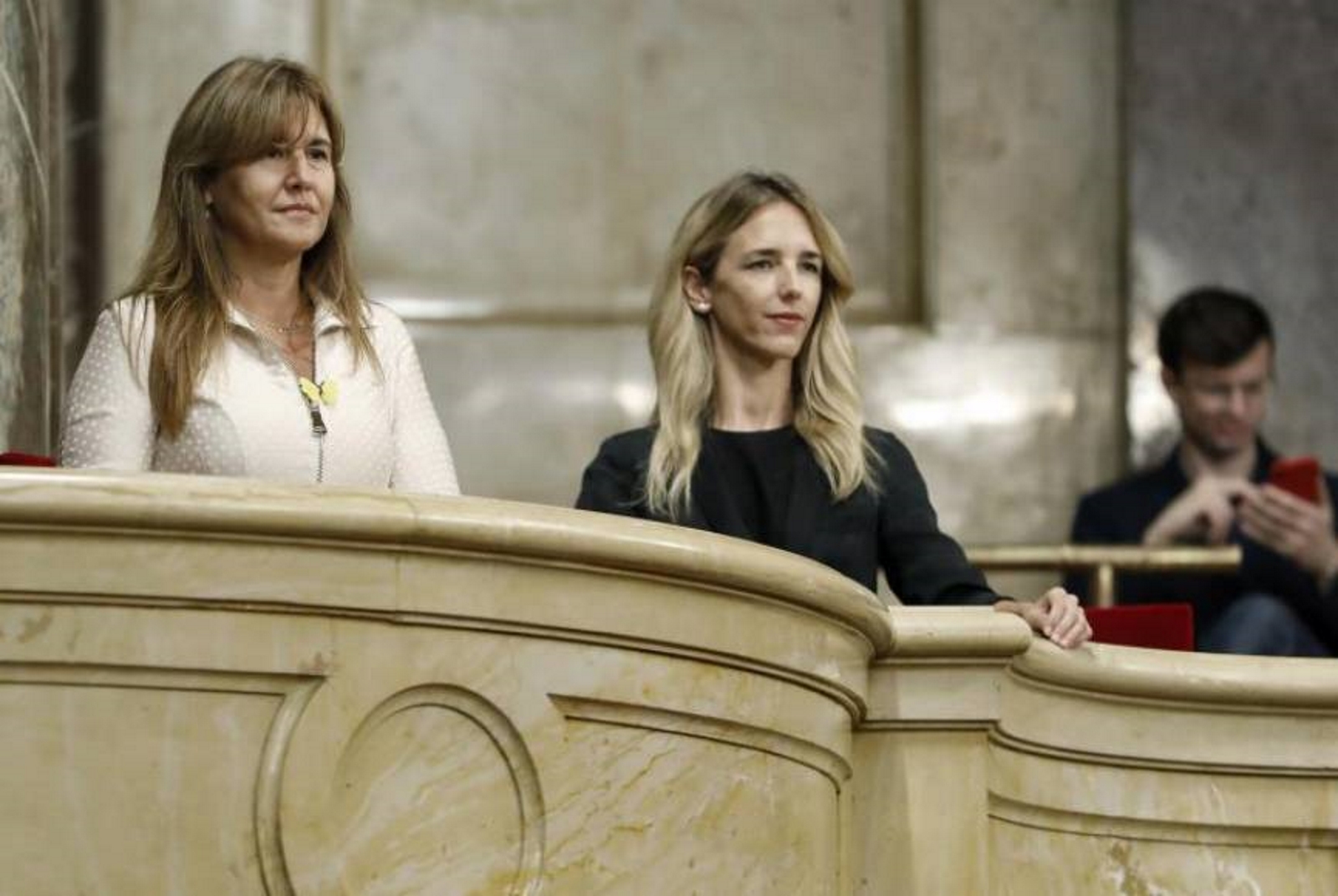 FOTOGRAFÍA. PARLAMENTO DE CATALUÑA (BARCELONA), 25.09.2019. Cayetana Álvarez de Toledo (c) (PP) sigue desde el palco de invitados del Parlament de Cataluña. Efe