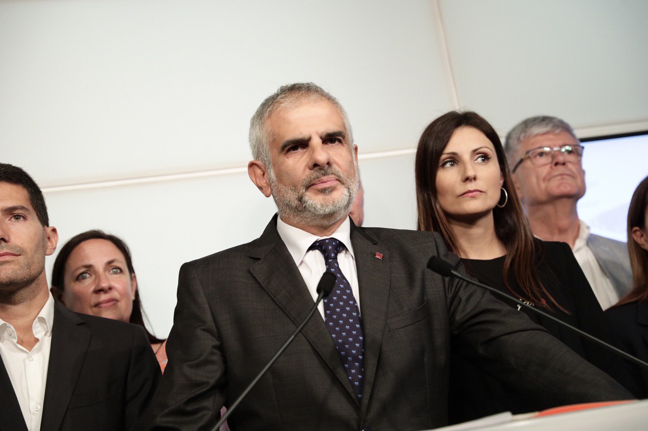 FOTOGRAFÍA. PARLAMENTO DE CATALUÑA (BARCELONA) ESPAÑA, 26.09.2019. Carlos Carrizosa, expulsado del Parlament. Ñ Pueblo (1)