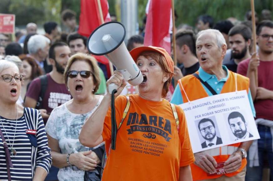 FOTOGRAFÍA. PARLAMENTO DE CATALUÑA (BARECLONA), 25.09.2019. Un centenar de simpatizantes y militantes de la extrema izquierda separatista y proreferéndum separatista en Cataluña. Efe