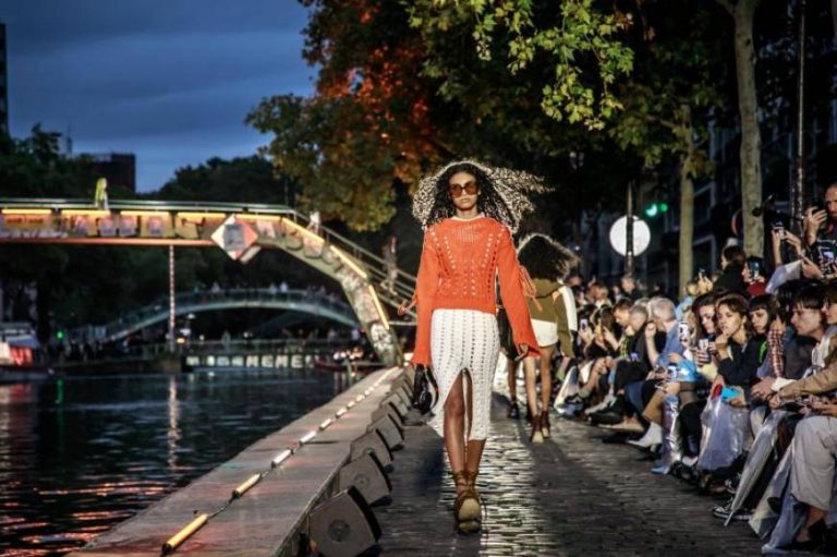 La casa de moda francesa Courreges se adueña del Canal de Saint Martin de París