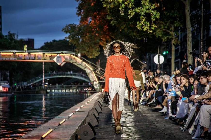 FOTOGRAFÍA. PARÍS (FRANCIA), 25.09.2109. La casa de moda francesa Courreges se adueñó este miércoles del popular Canal de Saint Martin (París). Efe