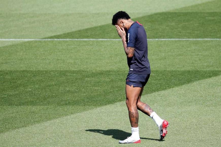 FOTOGRAFÍA. PARÍS (FRANCIA), 29.08.2019. El delantero brasileño del París-Saint-Germain Neymar participa en una sesión de entrenamiento del conjunto en París (Francia), este jueves. Efe