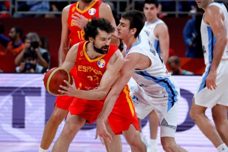 España domina a Argentina en la primera mitad de la final del Mundial