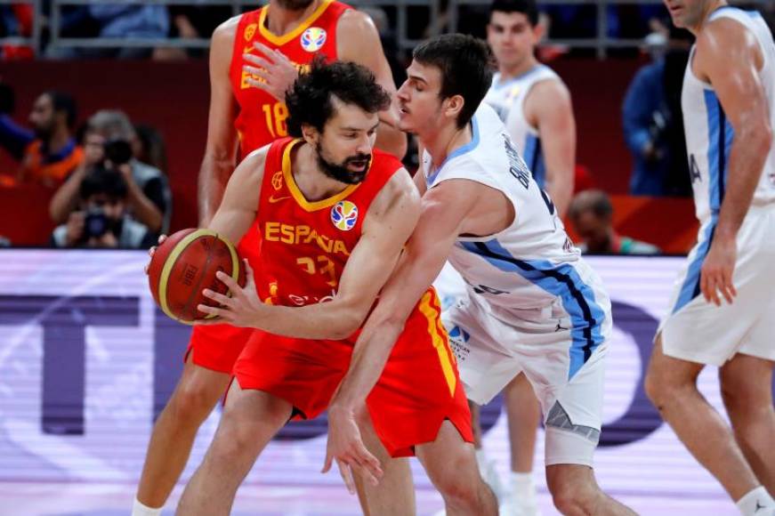 FOTOGRAFÍA. PEKÍN (CHINA), 15.09.2019. Llull (i) con el balón ante el escolta argentino Nicolas Brussino (d), final del Mundial de Baloncesto de China 2019, Wukesong de Pekín. Efe