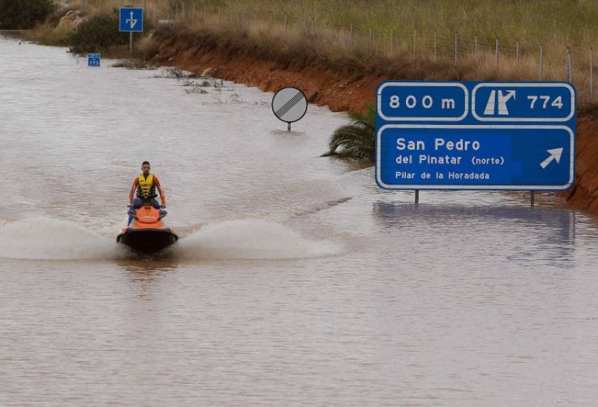 FOTOGRAFÍA. PILAR DE LA HORADADA (ALICANTE) ESPAÑA, 13.09.2019. Servicios de rescate cruza en moto acuática la salida del túnel de la AP-7, Pilar de la Horadada. Efe