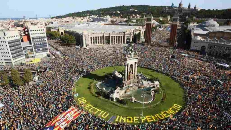 Miles de separatistas reclaman la independencia de Cataluña en Pl. de España de BCN