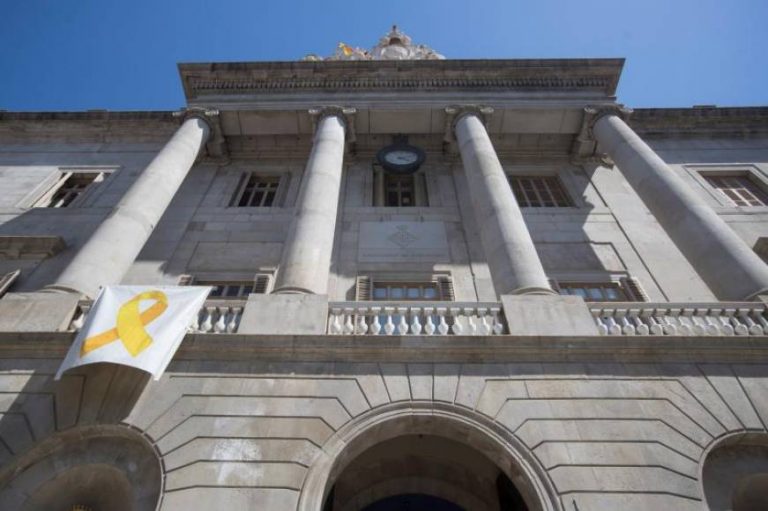 Colau y PSC retiran su lazo del Procés tras querella de Josep BOU y orden de la JEC