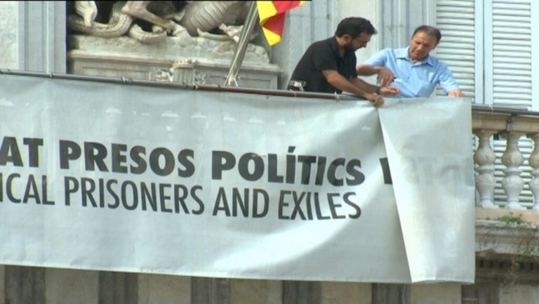 Los Mozos retiran pancarta de presos del «Procés» de Torra tras orden del Tribunal catalán