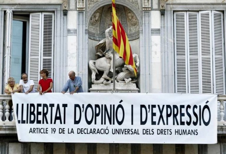 Torra despliega otra pancarta tras cumplirse la orden judicial