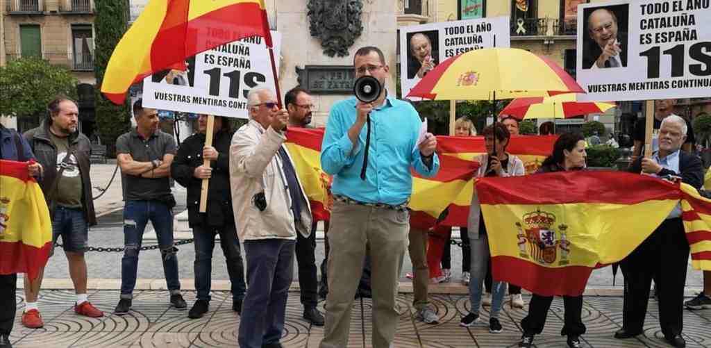FOTOGRAFÍA. REUS (TARRAGONA), 11.09.2019. Un grupo de vecinos de Tarragona hace una ofrenda floral al general Prim y exhiben banderas españolas. Ñ pueblo (4)_