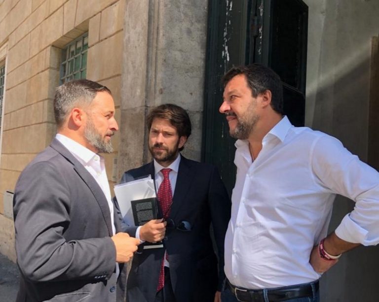 FOTOGRAFÍA. ROMA (ITALIA), 20.09.2019. El líder de VOX, también mantuvo éste viernes, 20 de septiembre un encuentro con el líder de La Liga y exministro de Interior del Gobierno italiano, Matteo Salvini. Según ratificó el presidente de VOX en su cuenta Twitter, fue un encuentro muy "positivo" en el que las dos formaciones coincidieron sobre el respeto y protección de las fronteras de los países miembros de la Unión Europea. Pero, también, la reunión entre los dos dirigentes sirvió para reclamar el respeto a la soberanía de los países miembros de la Unión Europea. "muy positiva reunión de trabajo con Matteo Salvini (@matteosalvinimi) en el Senado italiano". "Coincidimos plenamente en la necesidad de proteger las fronteras de Europa de la inmigración masiva, y en el respeto a la soberanía nacional -y unidad- de los estados miembros de la UE", dijo Abascal. N Pueblo Lasvocesdelpueblo