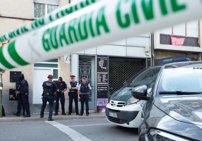 FOTOGRAFÍA. SABADELL 8BARCELONA), 23.09.2019. Agentes de la Guardia Civil y Mossos d'Esquadra durante el registro de un domicilio en Sabadell (Barcelona) durante la operación. Efe