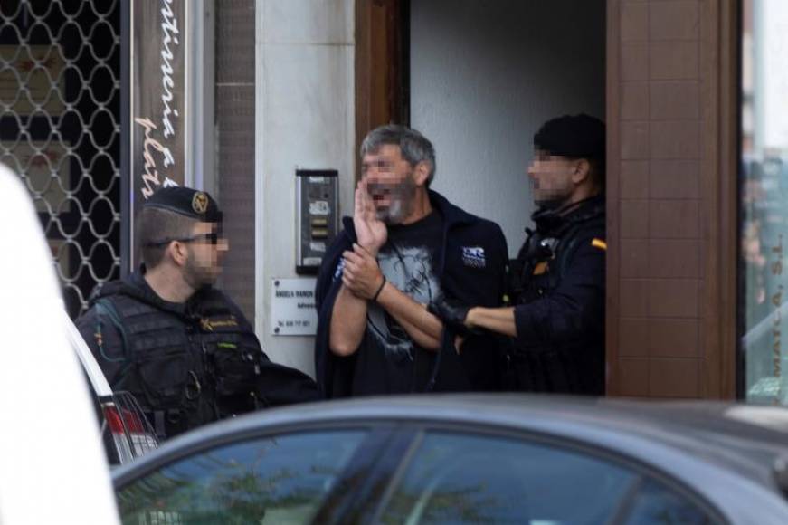 FOTOGRAFÍA. SABADELL (BARCELONA) CATALUÑA (ESPAÑA), 23.09.2019. Agentes de la Guardia Civil acompañan a uno de los 9 CDR domicilio en Sabadell. Efe