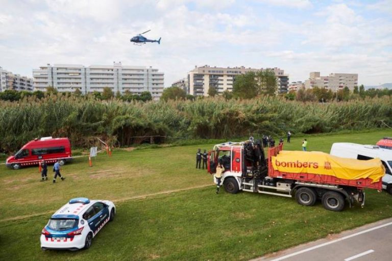 Las cañas dificultan la búsqueda del bebé que lanzó el menor padre al río Besós (Barcelona)