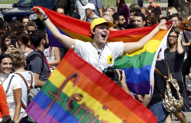 Primer Orgullo LGTB de Sarajevo (Bosnia) cantando canción española «Ay Carmela»