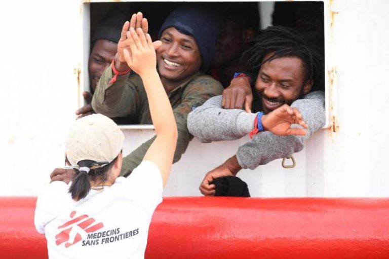 El barco taxi «Ocean Viking», con más de 400 inmigrantes ilegales a bordo, espera puerto para desembarcar