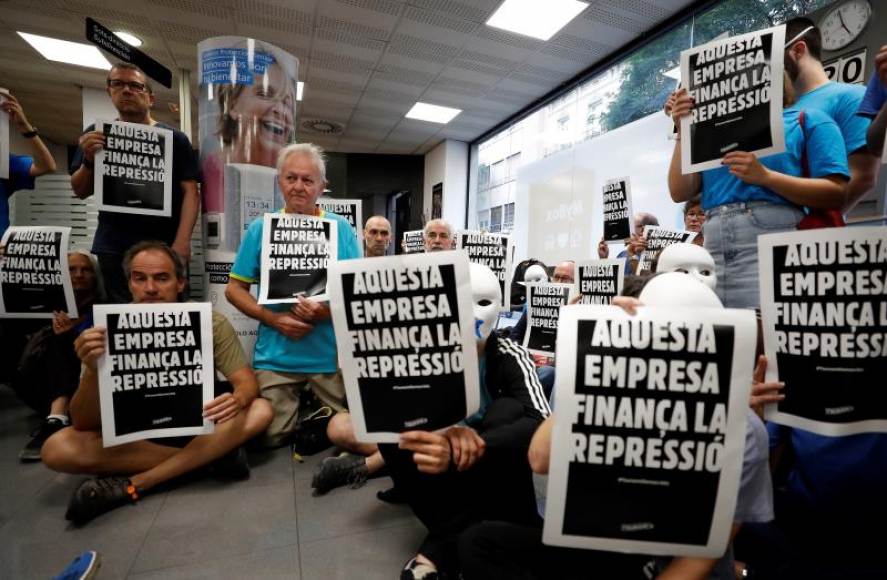 FOTOGRAFÍA. SURCURSAL DE LA CAIXA (CAIBANK) DEL BARRIO GRÁCIA DE CIUDAD DE BARCELONA (CATALUÑA) ESPAÑA, 25.909.2109. Decenas de activistas del denominado Tsunami Democràtic. Efe