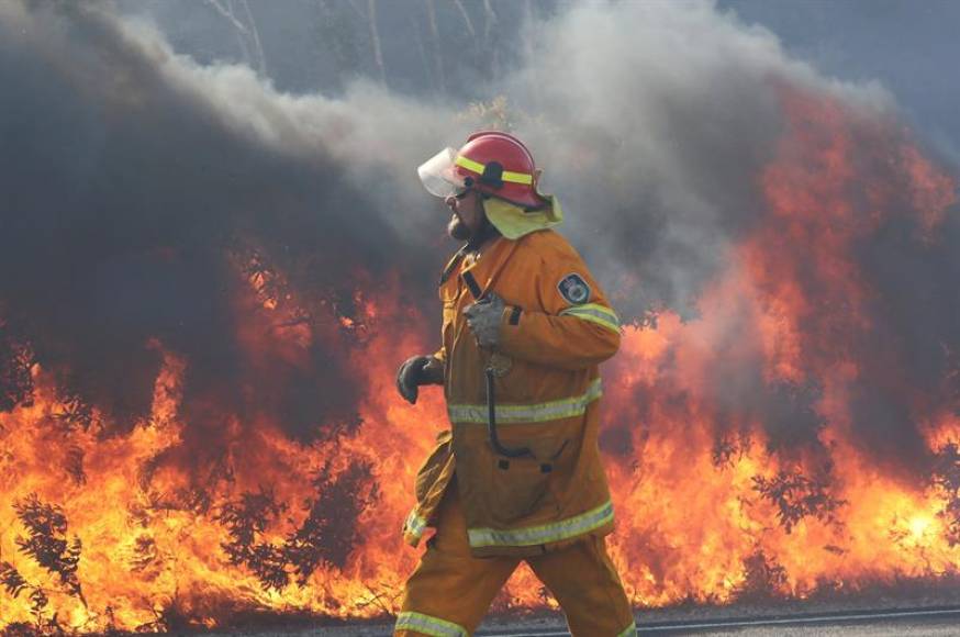 FOTOGRAFÍA. Un bombero trabaja para contener el incendio forestal en Angourie, Nueva Gales del Sur, Australia. 400 bomberos en esta región. Efe