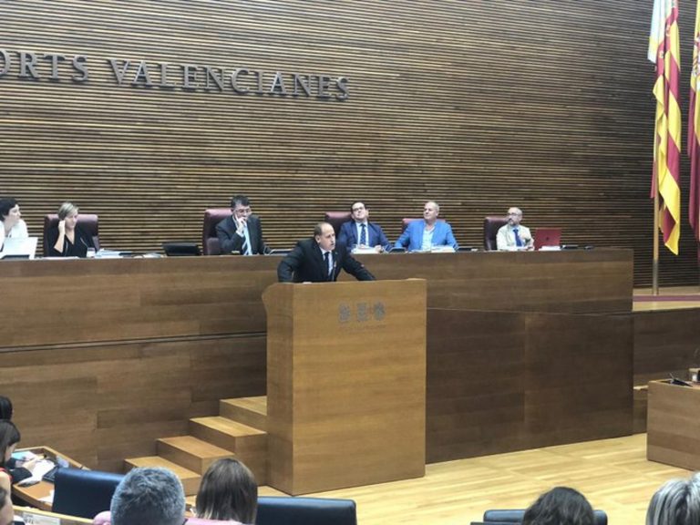 VOX denuncia los «crímenes de II República y dictadura lingüística en las Universidades»